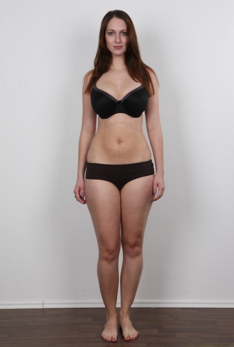 Amateur model Tereza undresses to model in the nude for first time