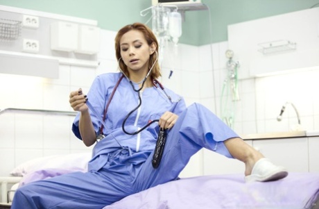 Latina medical worker Veronica Leal masturbates at work until she squirts