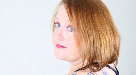 Obese redhead Golden Bombshell touts her massive ass in a bikini