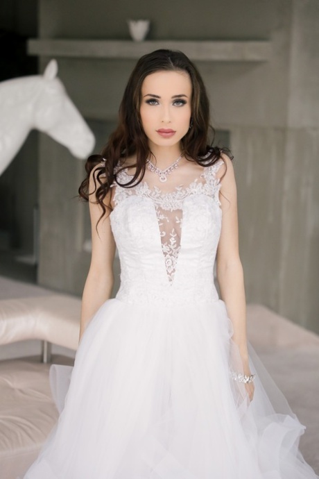 Sexy brunette Nicole Love loses her wedding dress while having sex in a limo