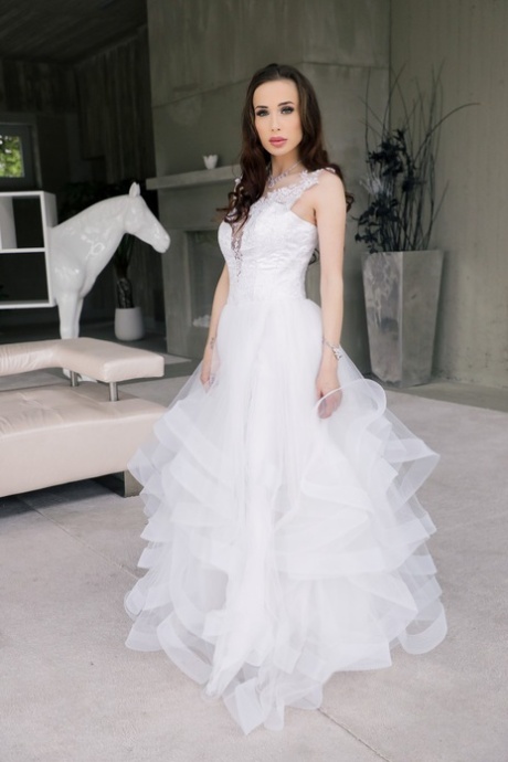 Sexy brunette Nicole Love loses her wedding dress while having sex in a limo