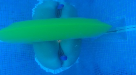 Amateur woman is masturbated underwater before giving a handjob