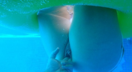 Amateur woman is masturbated underwater before giving a handjob
