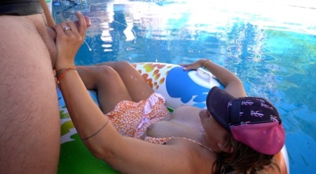 Amateur woman is masturbated underwater before giving a handjob