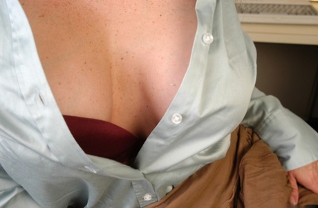 Granny with cute red lips Summer is presenting her nice boobies