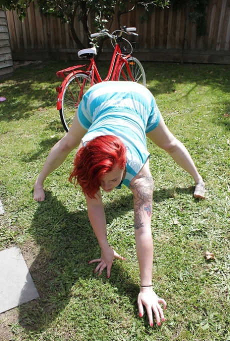 Chubby redhead babe stripping and exposing her hairy pussy outdoor
