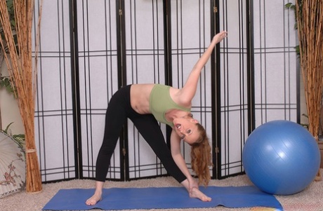 Flexy babe with tiny tits Leighlani Red gets rid of her sport outfit