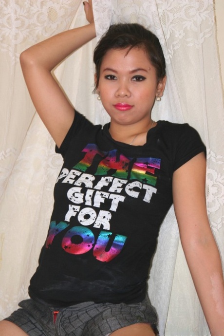 Cute Filipina girl gives up her shaved vagina to a sex traveler
