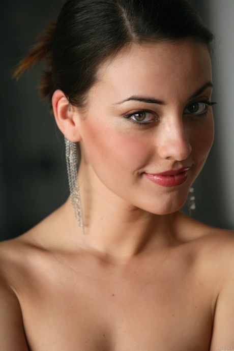 Alluring amateur teen Lorena B flaunts her hot curves in a solo show