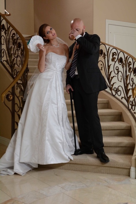 Brunette bride Jenni Lee gets slammed and jizzed by a handsome photographer