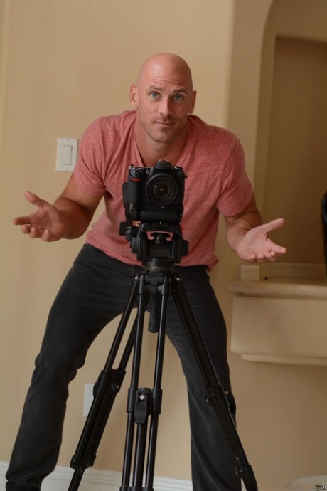 Brunette bride Jenni Lee gets slammed and jizzed by a handsome photographer