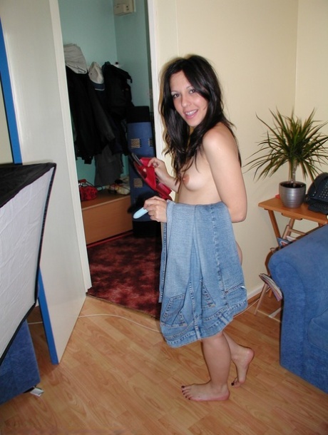 Amateur hottie Nicole smokes while posing in her black lingerie