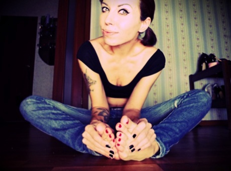 Brunette babe Lisa Dove shows her sweet toes up close in a foot fetish solo