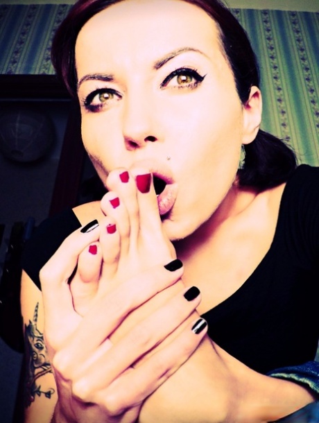 Brunette babe Lisa Dove shows her sweet toes up close in a foot fetish solo