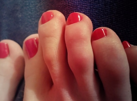Brunette babe Lisa Dove shows her sweet toes up close in a foot fetish solo