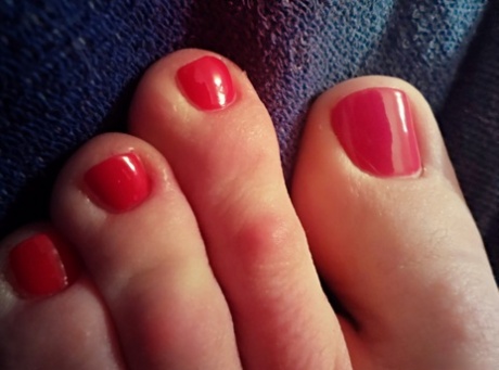 Brunette babe Lisa Dove shows her sweet toes up close in a foot fetish solo