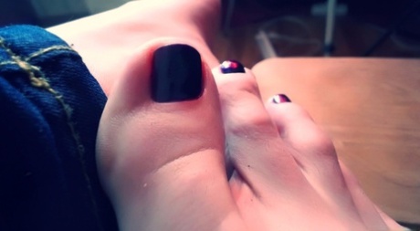 Brunette babe Lisa Dove shows her sweet toes up close in a foot fetish solo