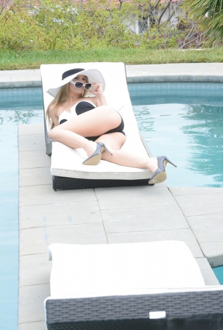 Teen with a hot body Jillian Janson gets fucked after sunbathing poolside