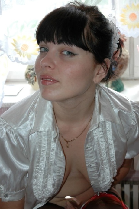 Dark-haired mom shows her small saggy tits and pink pussy in a solo