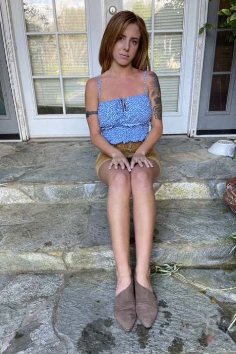 Amateur girlfriend Lumi Ray flaunting her delicious feet and holes in a solo