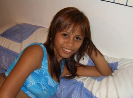 Filipina amateur Cindy strips, shows her curvy body and blows a stranger's rod