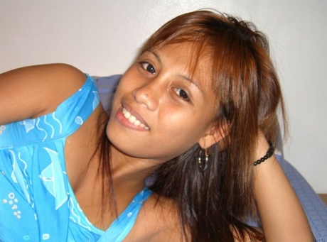 Filipina amateur Cindy strips, shows her curvy body and blows a stranger's rod