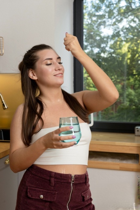 Sexy teen Elise Moon presents her stunning figure and masturbates