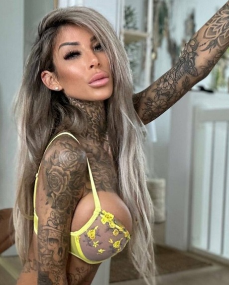 Inked amateur bombshell Jacky posing in her exotic yellow lingerie