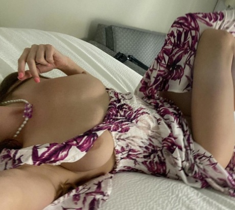 Gorgeous babe takes sexy nudes showing her lovely tits & her shaved pussy