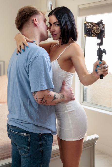 Sexy MILF Venus Valencia gets a pussy licking & a fingering before having sex