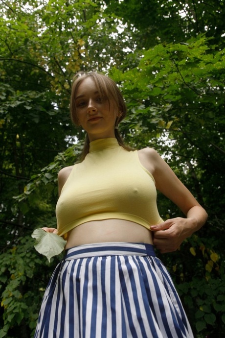 Cute brunette teen Ariel Gossimer exposes her fantastic ass outdoors