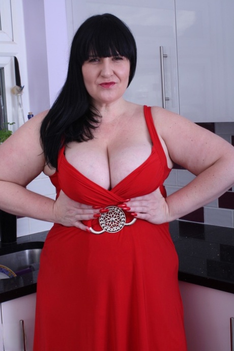 Amateur BBW Andi strips in the kitchen before washing her monster curves