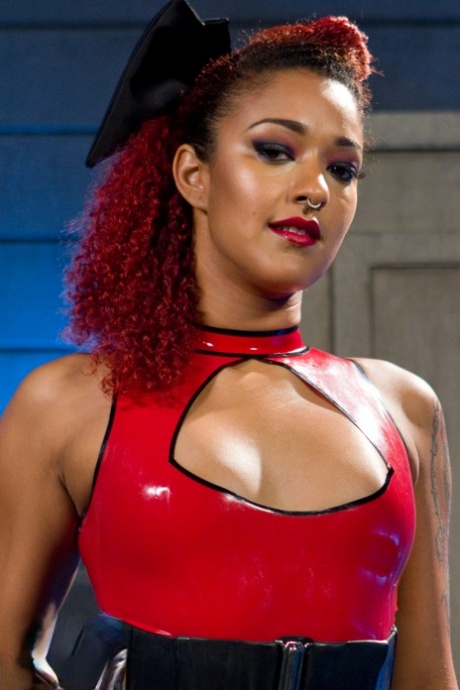 Busty MILF Bella Rossi & ebony hottie Daisy Ducati show their stunning bodies